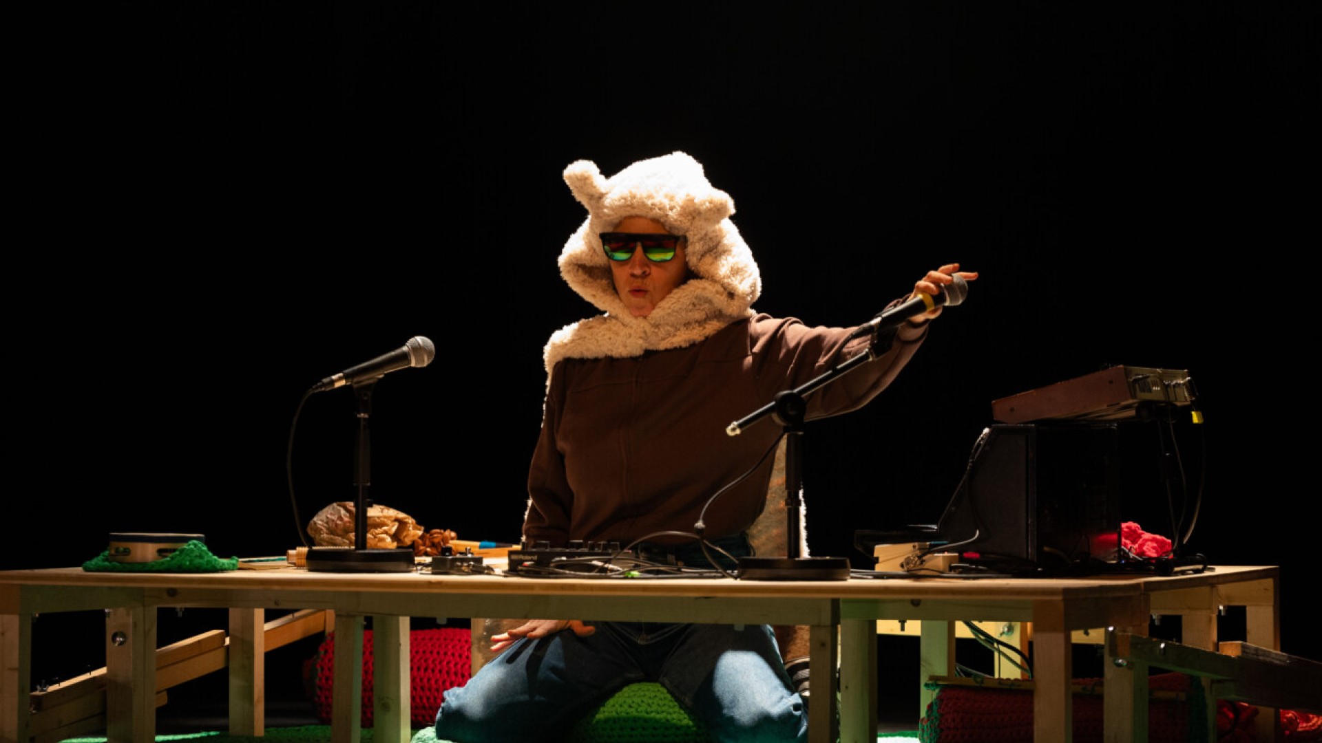 Rouge Courroux, une version moderne et engagée du Petit Chaperon Rouge !